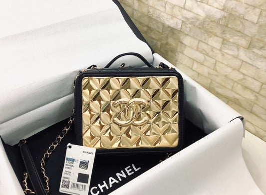 Chanel 21 22 Vanity Casebag 19cm Gold Toned - Handbag